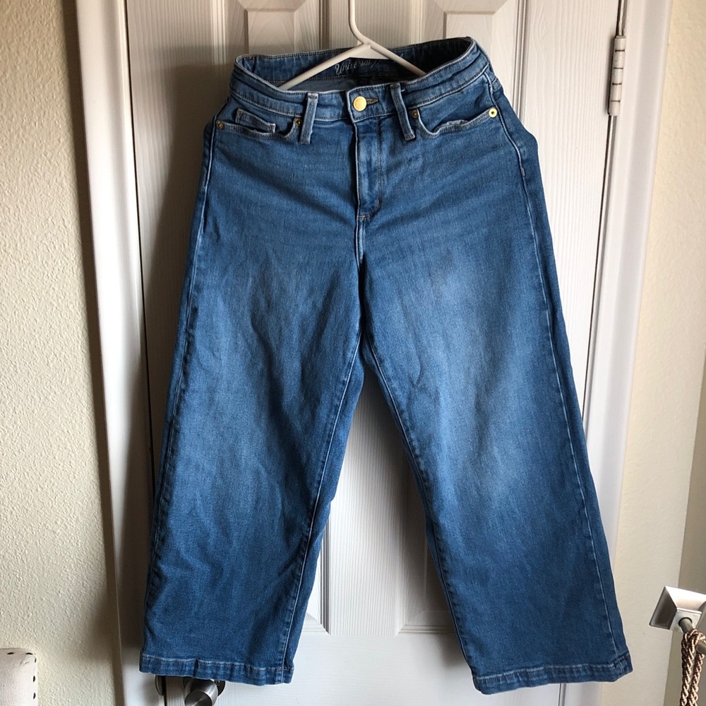 Universal Thread Women's Medium Blue Cropped Straight Jeans